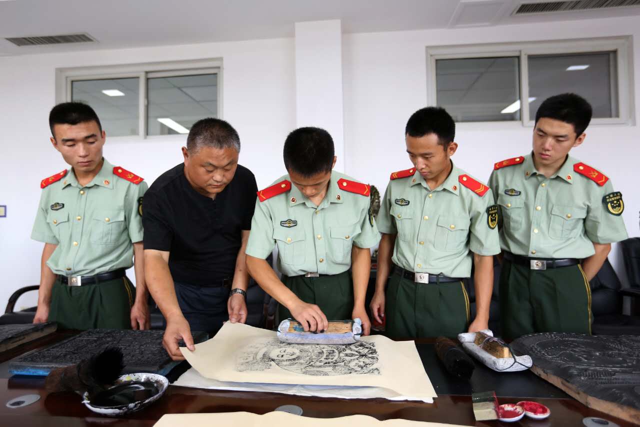 在民间艺人、“池家年画”传承人池建周的辅导下，战士们自己动手开始着墨、铺纸、拓印…….jpg