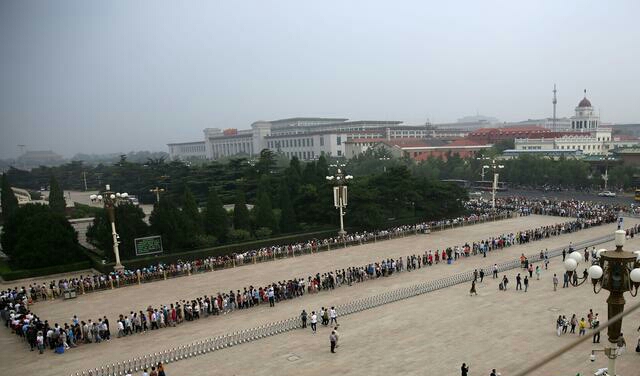 天安门广场排起长长的队伍.jpg 天安门广场排起长长的队伍.jpg