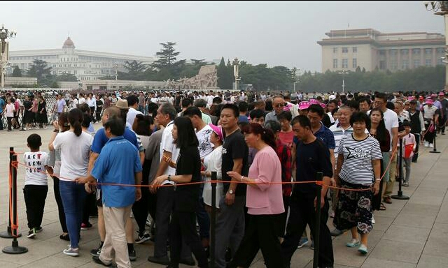 图为群众在排队瞻仰毛主席遗容.jpg 图为群众在排队瞻仰毛主席遗容.jpg